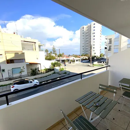 2 Combined Apts, Fast Wi-fi, 5 Min Walk To Larnaca