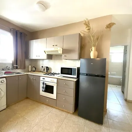 2 Apts, Fast Wi-fi, 5 Min Walk To דירה