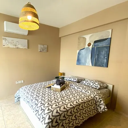 2 Combined Apts, Fast Wi-fi, 5 Min Walk To Larnaca