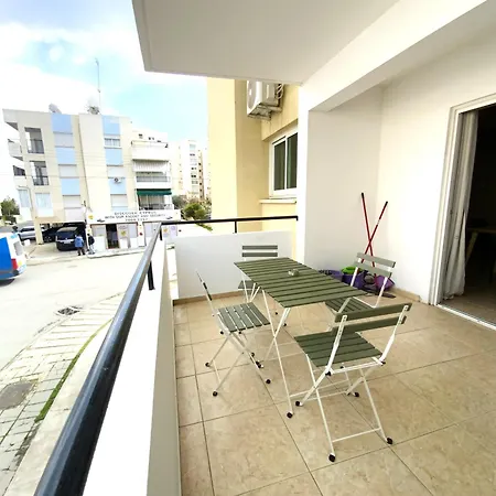 2 Apts, Fast Wi-fi, 5 Min Walk To * לרנקה