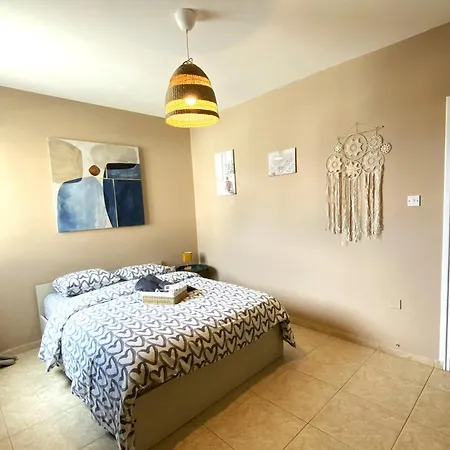 2 Combined Apts, Fast Wi-fi, 5 Min Walk To Larnaca