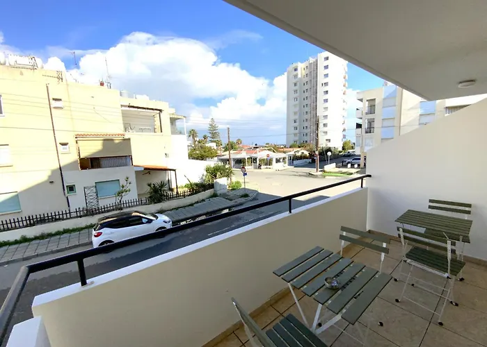 2 Combined Apts, Fast Wi-fi, 5 Min Walk To Larnaca