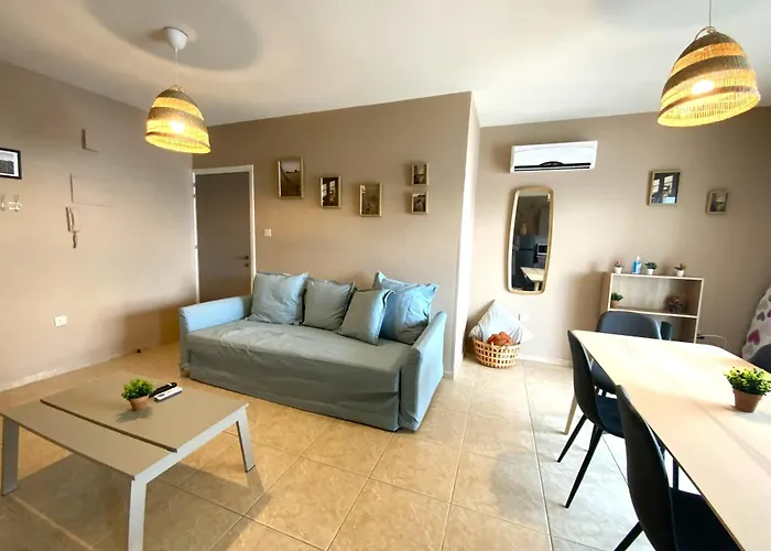 Apartment 2 Combined Apts, Fast Wi-fi, 5 Min Walk To Larnaca