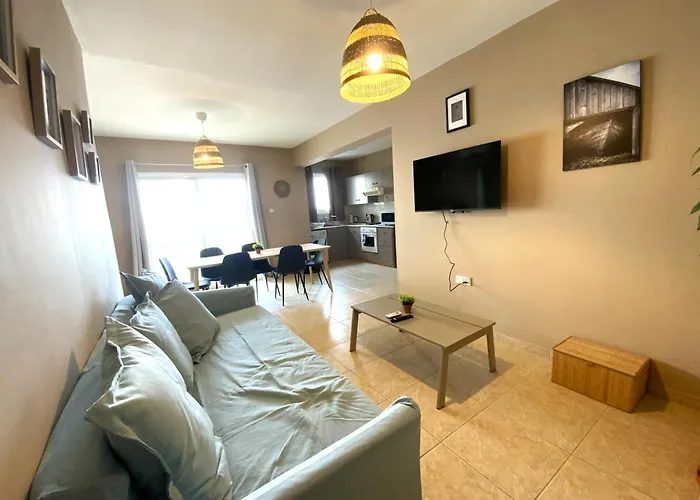 Apartment 2 Combined Apts, Fast Wi-fi, 5 Min Walk To *