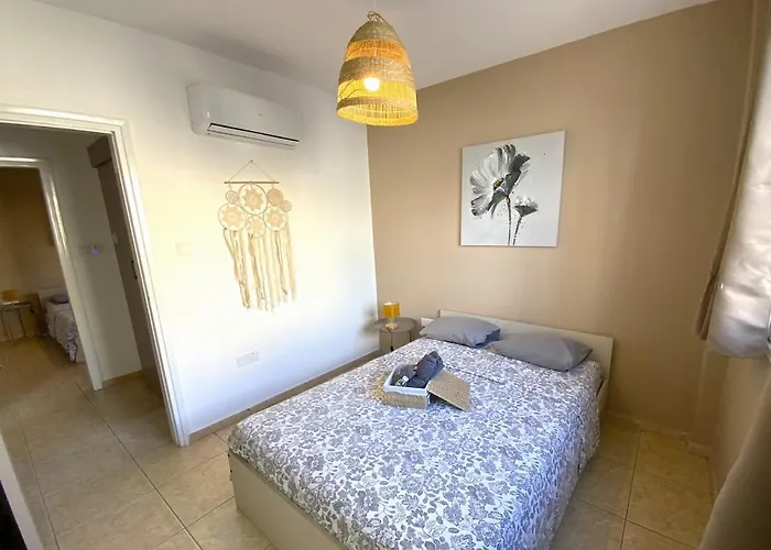 Apartment 2 Combined Apts, Fast Wi-fi, 5 Min Walk To *